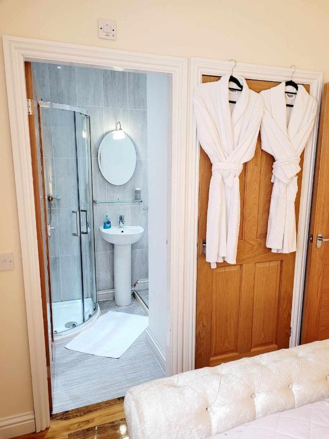Apartment 1 Exquisite Two King Bedroom With En Suites - Close To The Town Centre, Rail, Airport And Theatre Дарлингтън Екстериор снимка