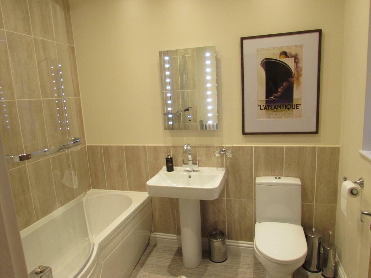 Apartment 1 Exquisite Two King Bedroom With En Suites - Close To The Town Centre, Rail, Airport And Theatre Дарлингтън Екстериор снимка